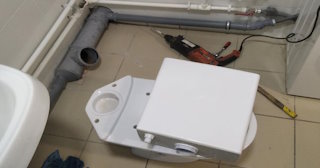 Установка напольного унитаза в Кстово: монтаж под ключ от СантехДомКсв от 5094 рублей.